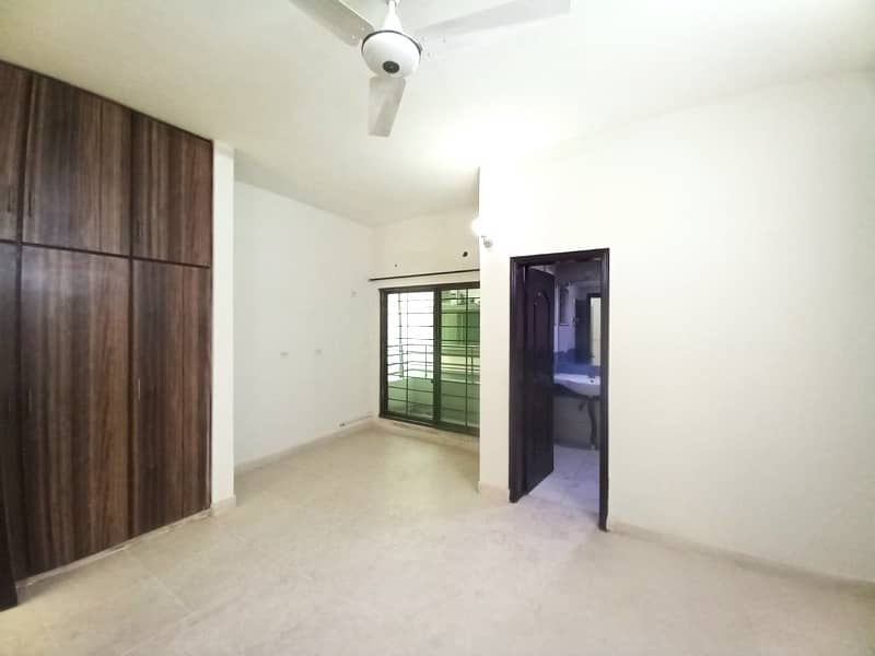 10 MARLA FAMILY APARTMENT FOR SALE IN ASKARI 11 SECTOR B 5