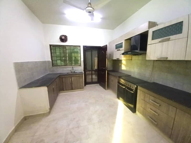 10 MARLA FAMILY APARTMENT FOR SALE IN ASKARI 11 SECTOR B 8