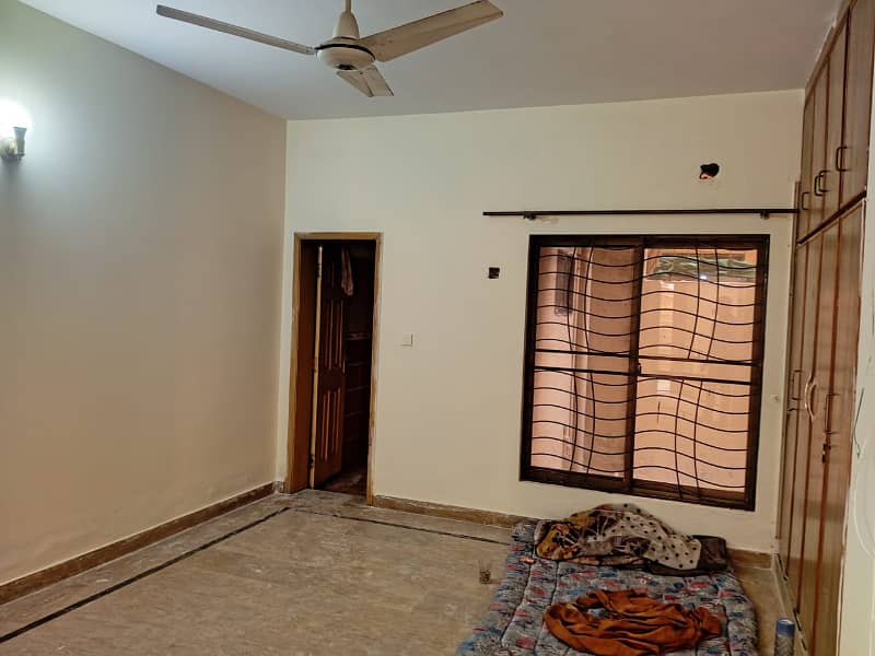 ROOM AVAILABLE FOR RENT IN JOHAR TOWN PHASE 1 F BLOCK ONYL FEMALES. 5