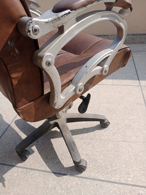 Office Chairs available UpTo 10% off 4