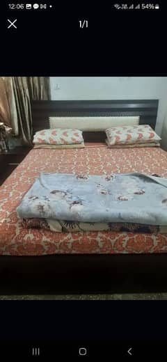 King size bed/bed/wooden bed/centre table/table/furniture