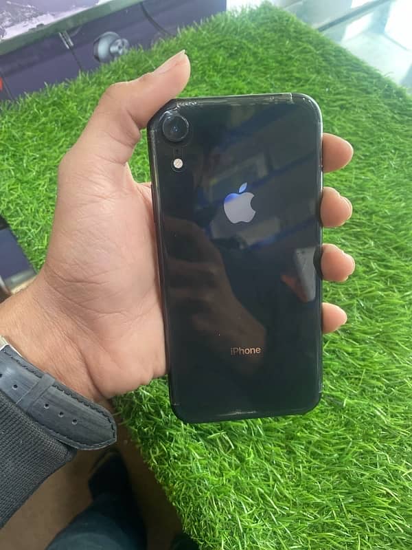 iphone xr  64gb 0