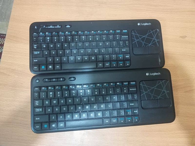 Logitech K400 Plus Wireless keyboard TouchPad 1