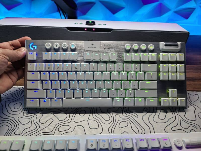 logitech g915 Tkl gaming keyboard 1