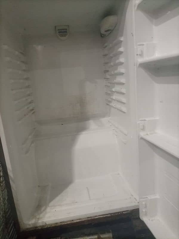 selling my fridge due  urgent need of money 3