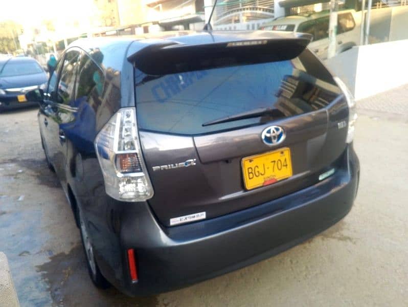 Toyota Prius Alpha 2013 1