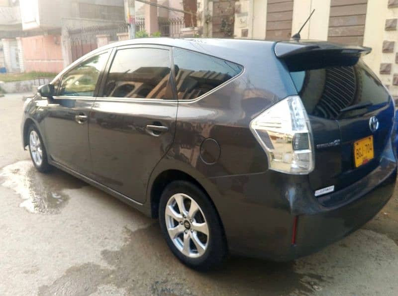 Toyota Prius Alpha 2013 3