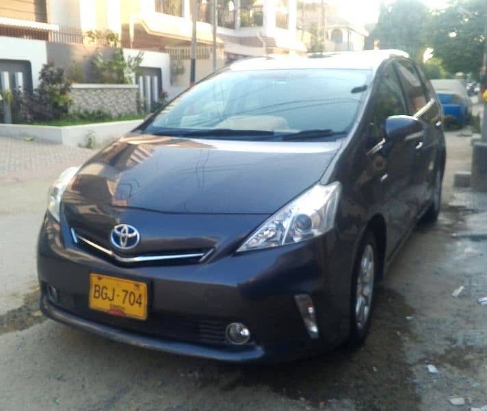 Toyota Prius Alpha 2013 4