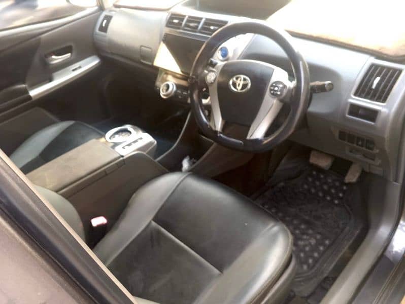 Toyota Prius Alpha 2013 5