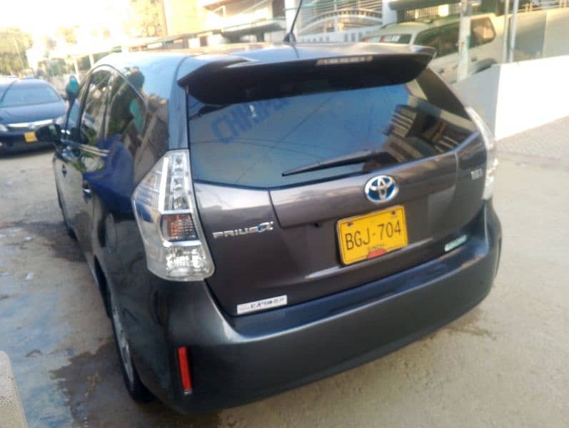 Toyota Prius Alpha 2013 7