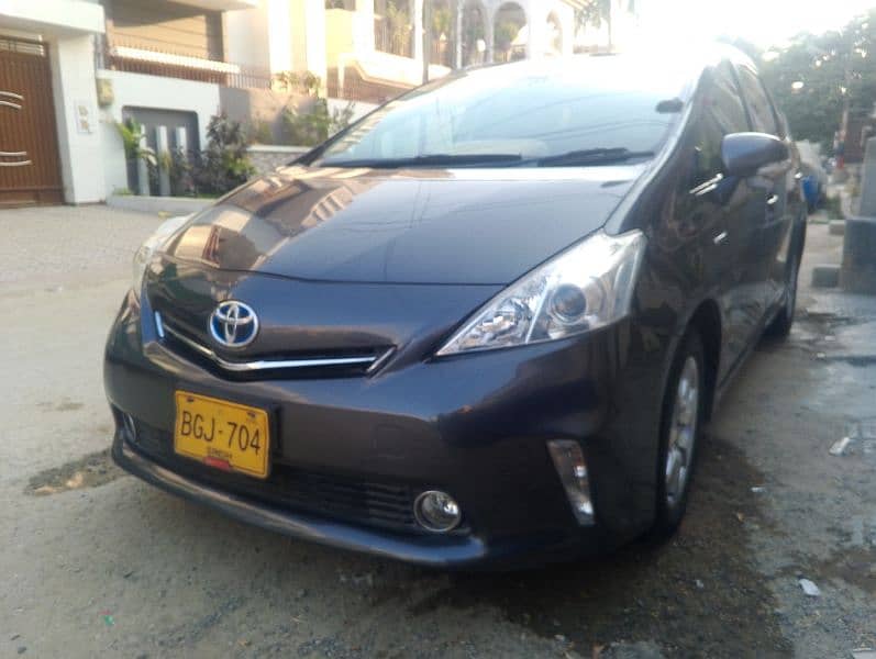 Toyota Prius Alpha 2013 9