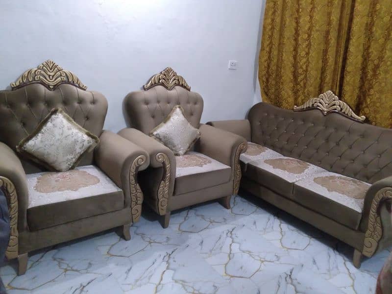 brown colour 5 seater  with coshion 0