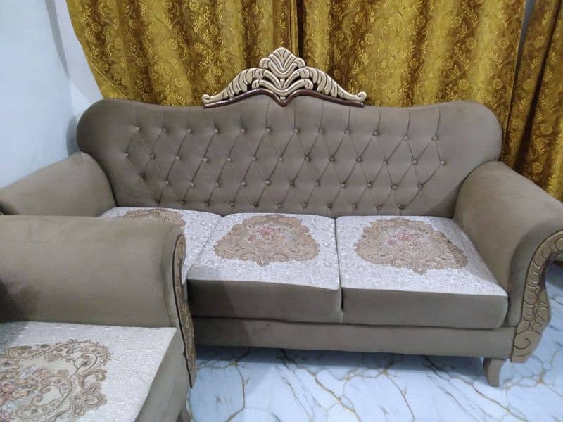 brown colour 5 seater  with coshion 1