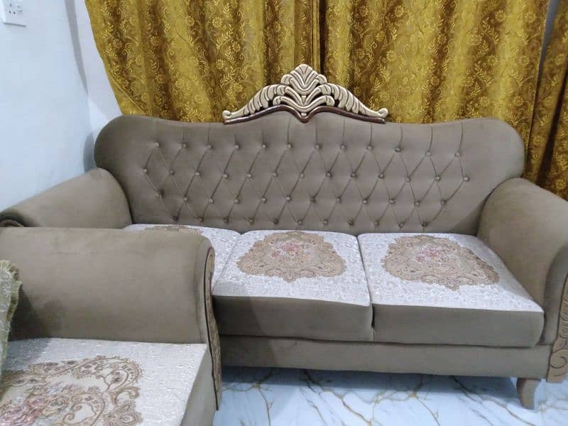 brown colour 5 seater  with coshion 3