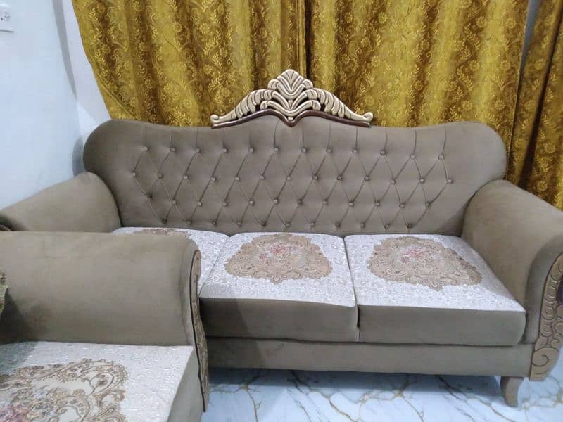 brown colour 5 seater  with coshion 4