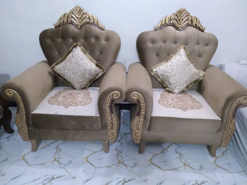 brown colour 5 seater  with coshion 5