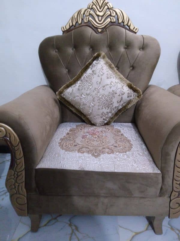 brown colour 5 seater  with coshion 6