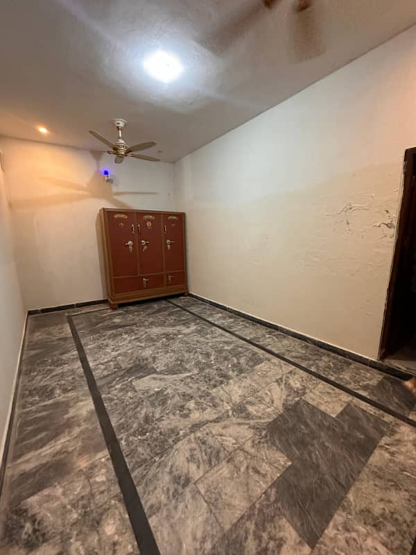 Brand New portion for rent location khyabany sirfraz 2bed tv lounge 2bath kichan Pani 24 hours bijli miter seprat 1