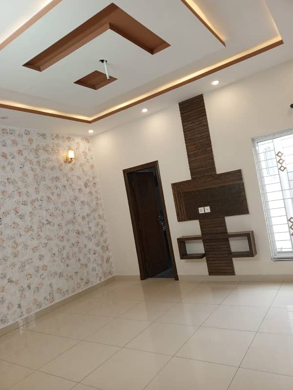 10 MARLA BRAND NEW HOUSE FOR SALE NEAR UCP ROAD LAHORE. 5