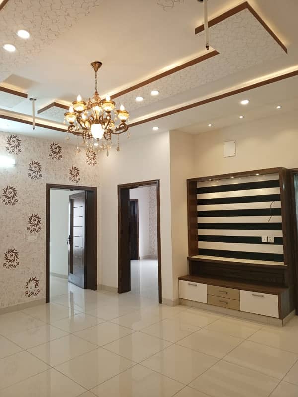 10 MARLA BRAND NEW HOUSE FOR SALE NEAR UCP ROAD LAHORE. 12