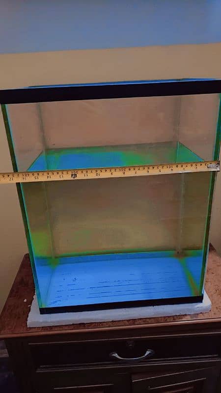 only aquarium and books table for sale 4