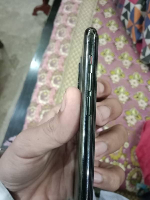 iphone 11 pro for sale in 10 by 10 condition 2