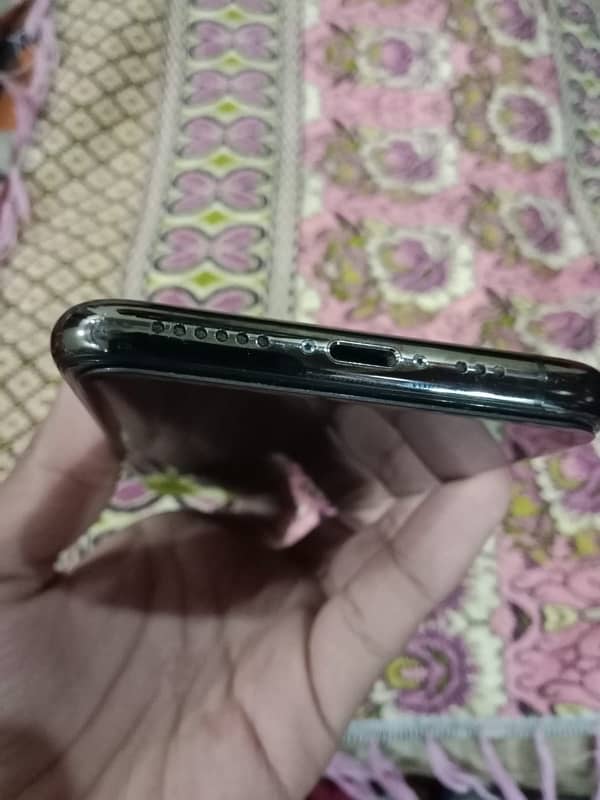 iphone 11 pro for sale in 10 by 10 condition 3