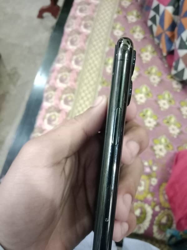 iphone 11 pro for sale in 10 by 10 condition 4