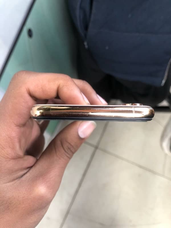 iPhone XS 3