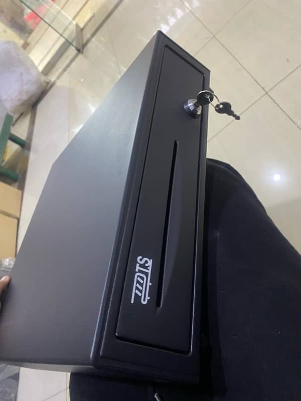 i am selling new cash drawer 0305/4844/046 whatsapp for more info 2