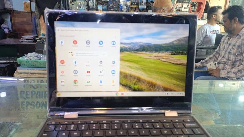 lenovo 300e Chromebook 4gb 32gb with built-in play store 1