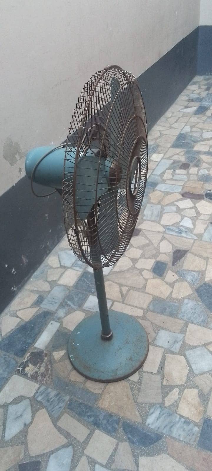 Floor Fan with Good Condition in used 1