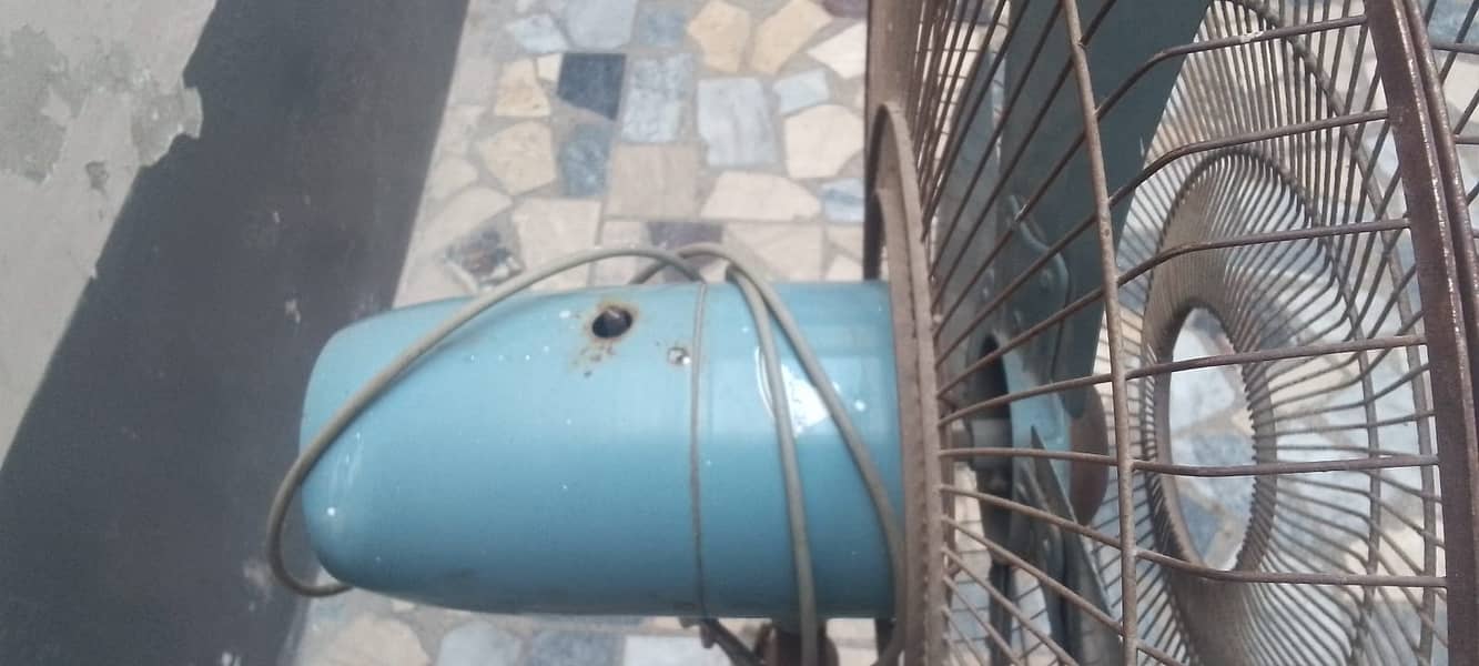 Floor Fan with Good Condition in used 2