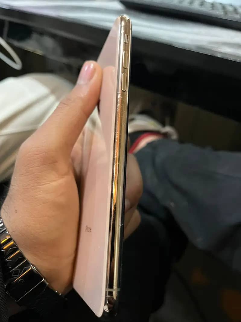 Apple iPhone XS Max Golden Non PTA With orignal charger 1