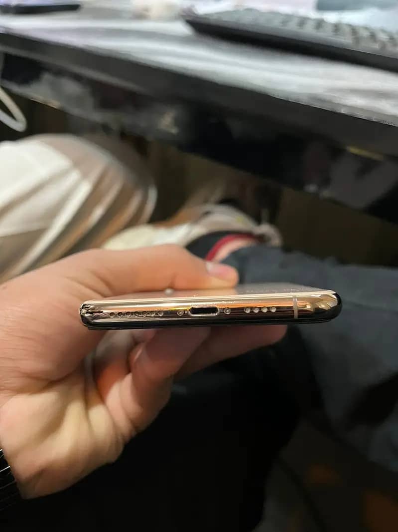 Apple iPhone XS Max Golden Non PTA With orignal charger 4