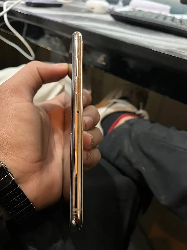 Apple iPhone XS Max Golden Non PTA With orignal charger 5