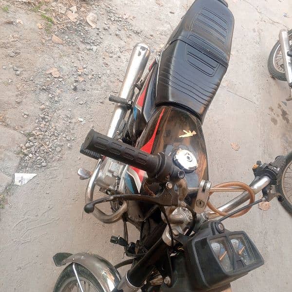 Honda125 bike 2004 model for sale ha urgent paso ke zarort ha 0