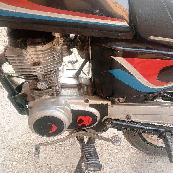 Honda125 bike 2004 model for sale ha urgent paso ke zarort ha 2