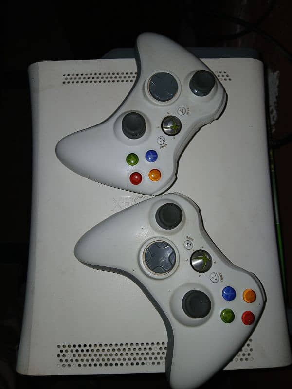 Xbox 360 fat with 2 wireless controller 320 gb white 0