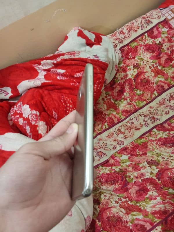 Samsung J4 for sell just screen broken 3