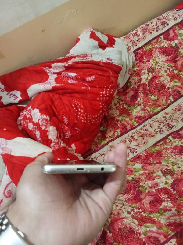 Samsung J4 for sell just screen broken 4