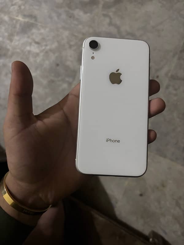 iPhone XR 64 gb jv 84 health waterproof 10/10 phon 2