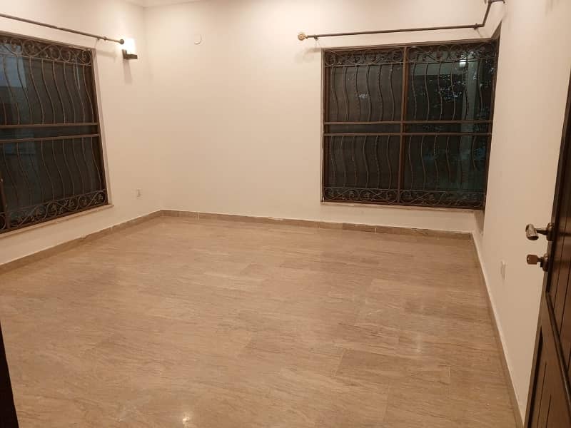 Dha Phase 6, 23 Marla Upper Portion seaprate gate For Rent 9