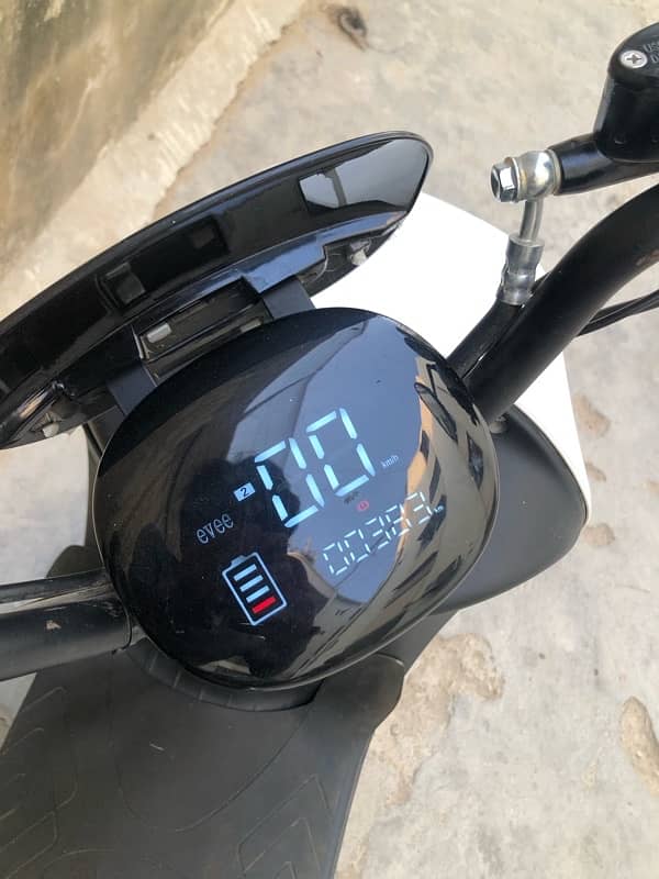 EVEE Electric Scooty 2024 FOR SALE 3