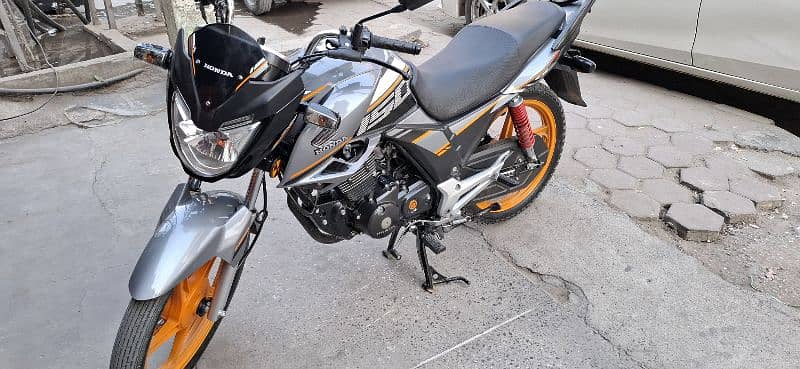 Honda CB 150F silver orange model 2025 0