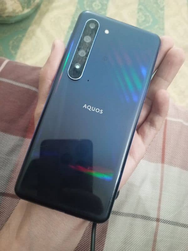 sharp Aquos r5 6