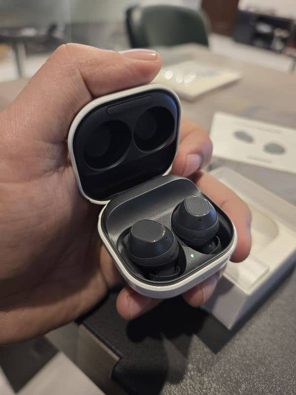 Samsung Buds FE Just box open 1