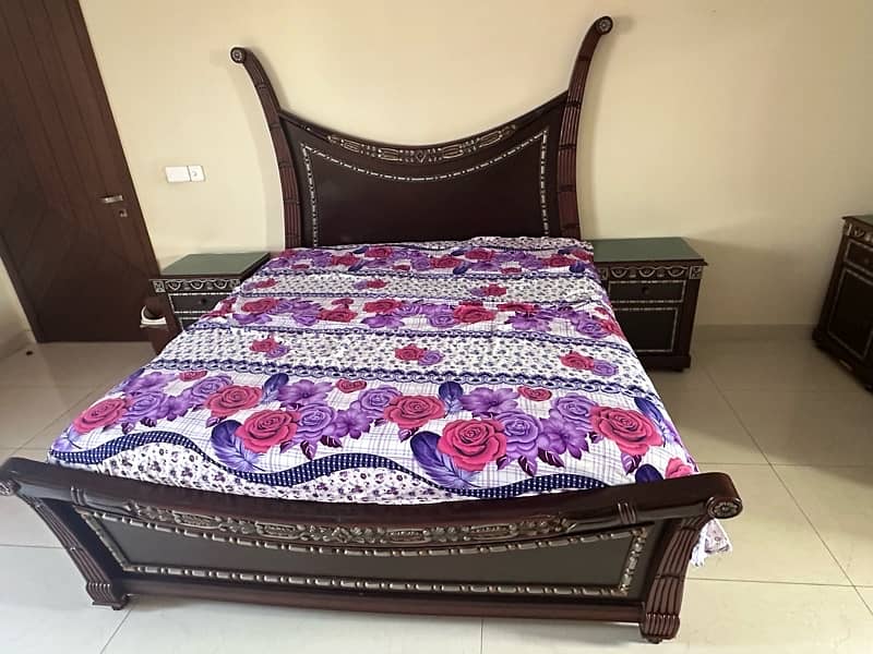 King Size Modern Bed with side tables and Dressing Table. 0