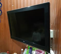 32" LCD