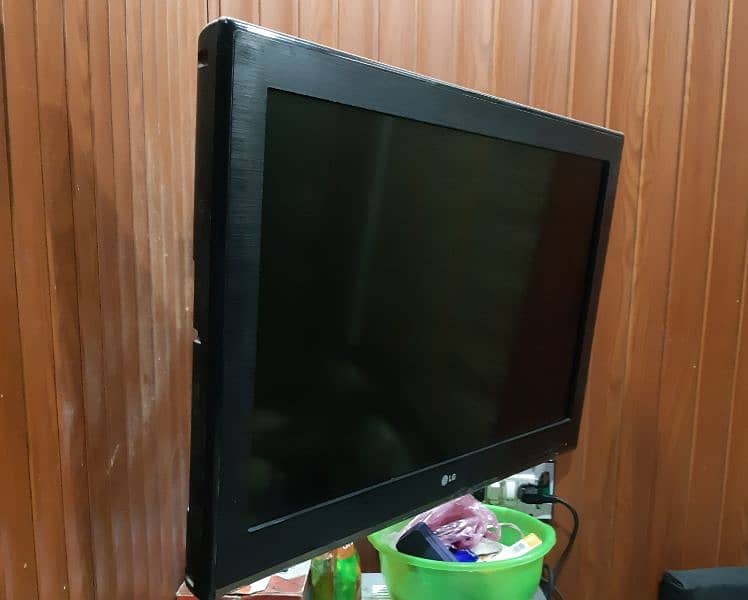 32" LCD 1